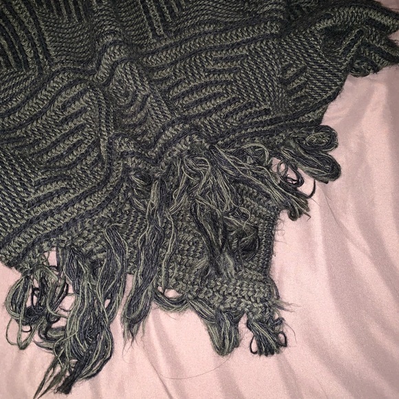 Turtle neck poncho - Picture 3 of 4